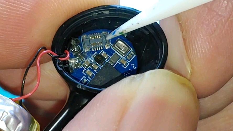 蓝牙耳机摔了一下
