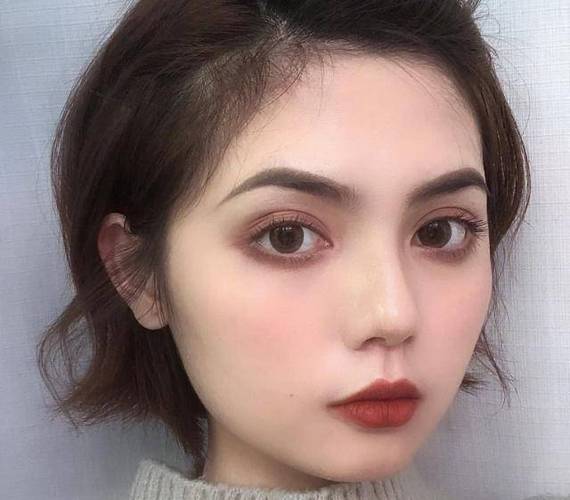 说话喜欢动眉毛的女人
