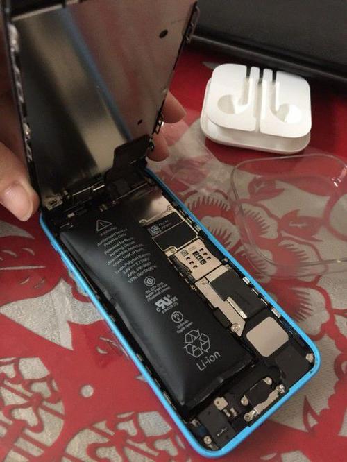 iphone电池鼓包把屏幕顶开了