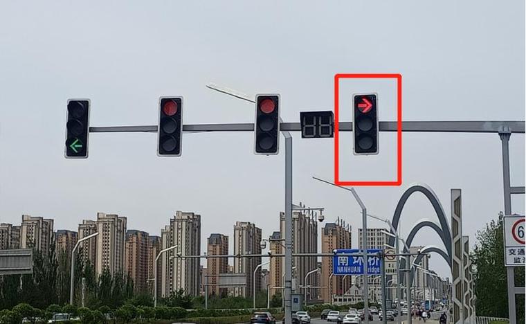 信号灯一直闪黄灯