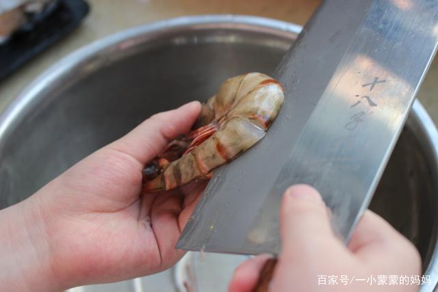 虾怎么剖成两半