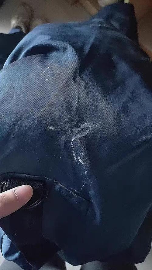 羽绒服沾结构胶怎么处理