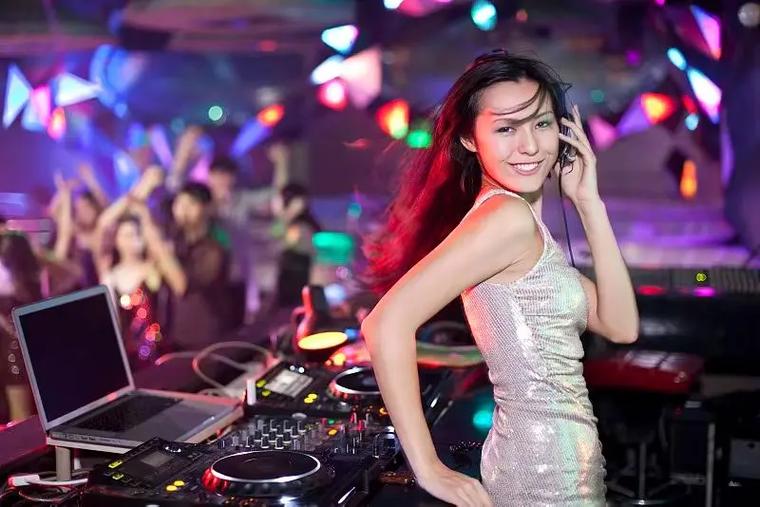 跳舞音乐有节奏感
