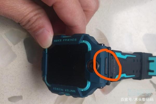 小天才电话手表充电位置在哪里