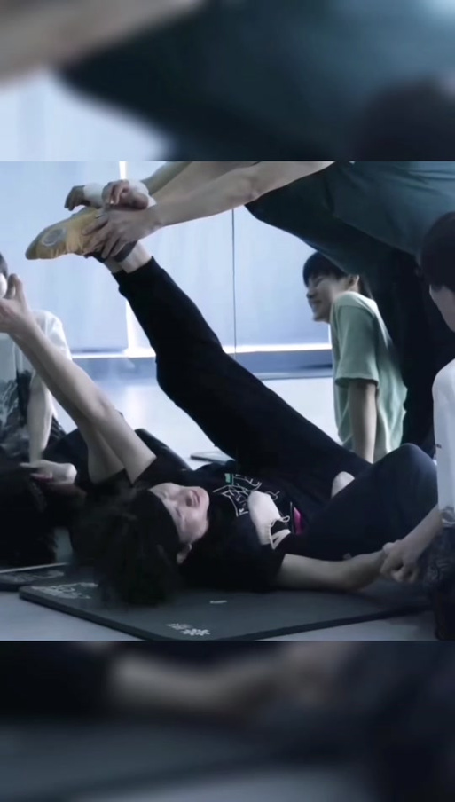 时代少年团撕腿训练疼哭合集游戏截图