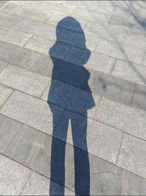 一个人晒太阳影子图片