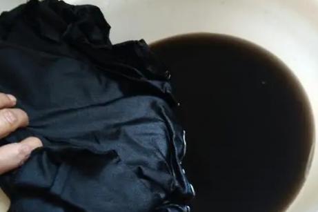 衣服被洗衣液腐蚀