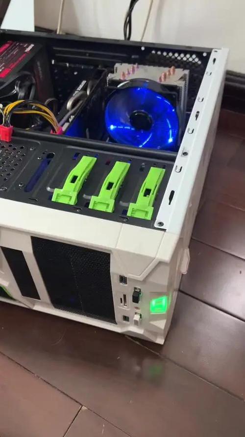 电脑电源按了亮一下就灭了缩略图