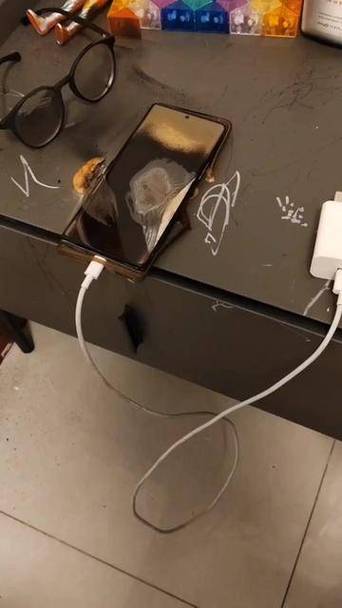 手机有烧焦味道有事吗
