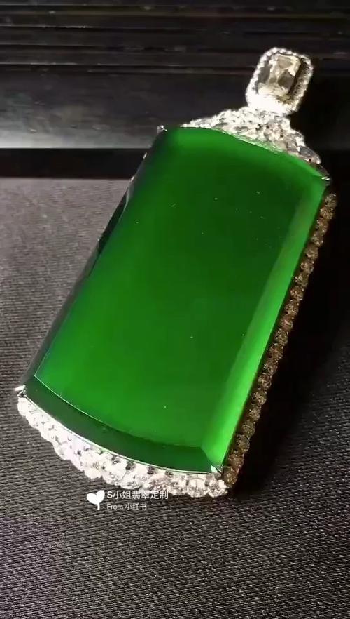 龙石种翡翠