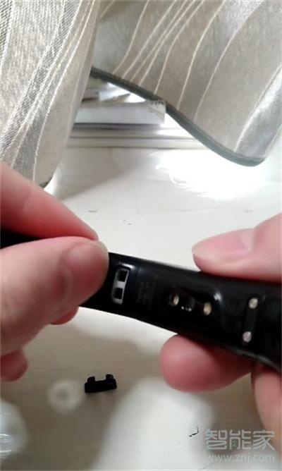 荣耀手环表带怎么拆卸