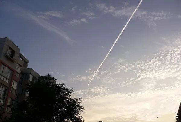 天空有一条白线在移动
