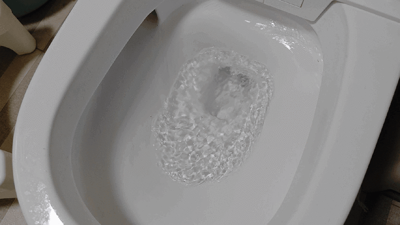 坐在马桶上冲水可以吗