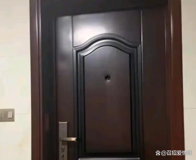 门上猫眼变黑了是有人在看吗