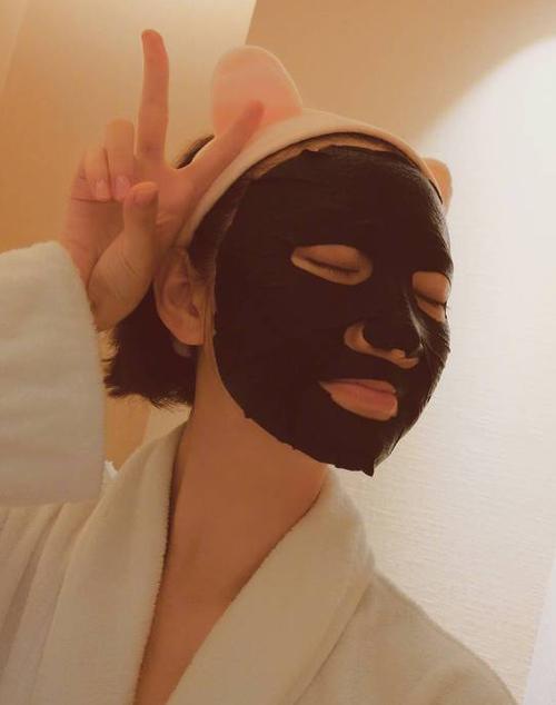 女生发个敷面膜照片怎么回