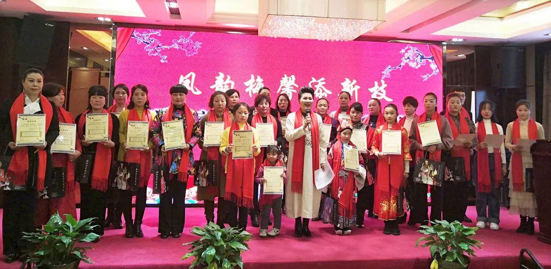 女人脖子上戴凤凰好吗