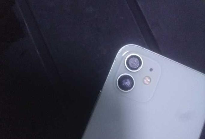 手机前置摄像头模糊怎么回事