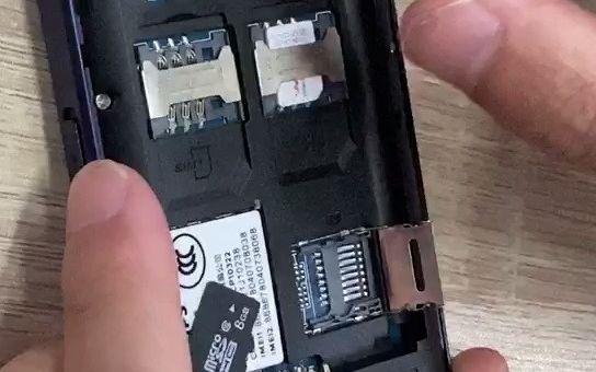 老人机卡槽怎么装卡
