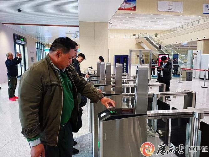 高铁刷二维码进站方法