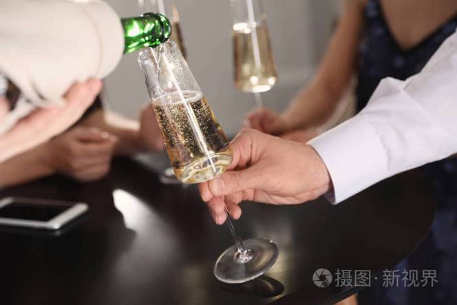 男人一般对谁送杯子