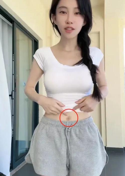 露脐装女孩肚子疼缩略图