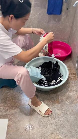 女子用过期两年的洗衣液