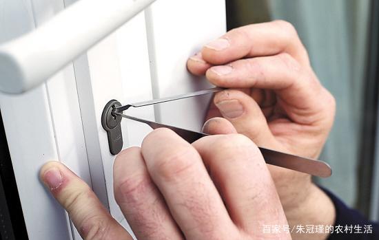 不用钥匙怎么打开锁