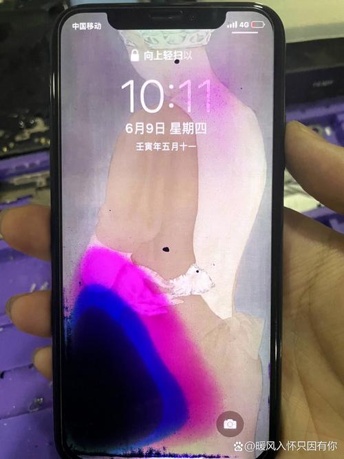 手机屏上有个大黑点慢慢变大