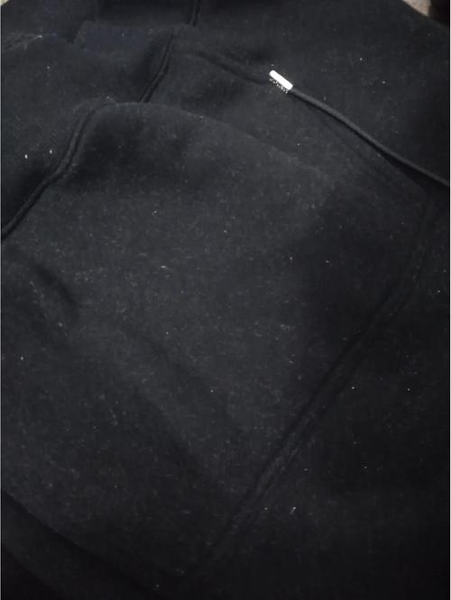 衣服上粘上非常小的黑色球球