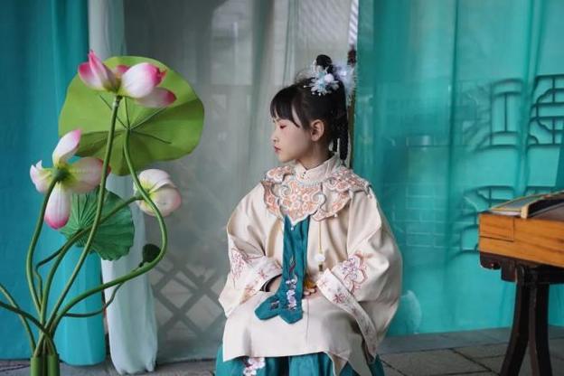 儿童汉服拿扇子走秀缩略图