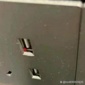 苹果手机摄像头上面的小黑点是什么