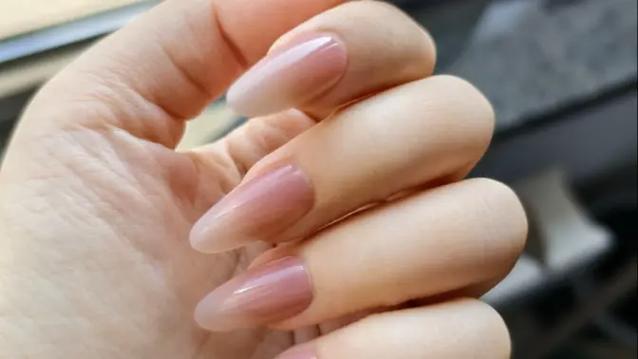 听指甲敲打手机