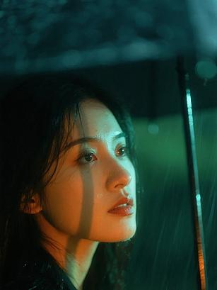 下雨了女生说淋到雨了