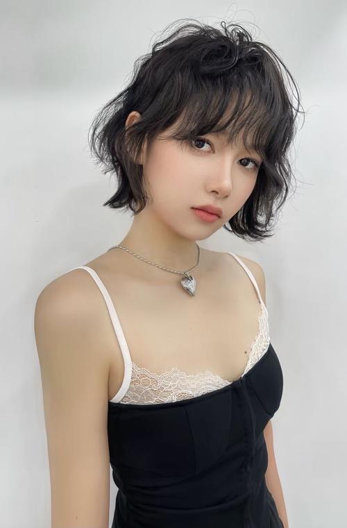 女人剪了短发发朋友圈