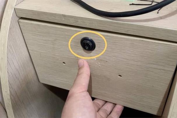 抽屉钥匙丢了怎么撬开
