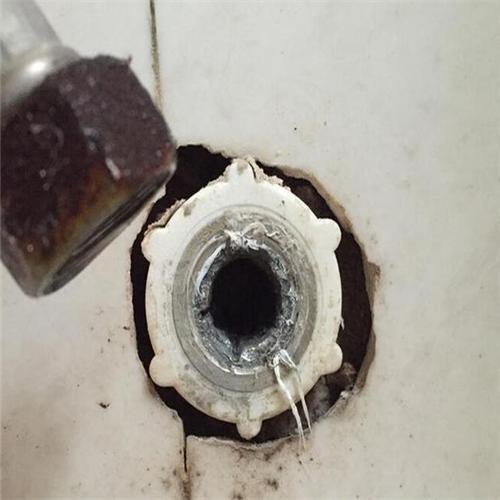 水管丝扣断到里头怎么取