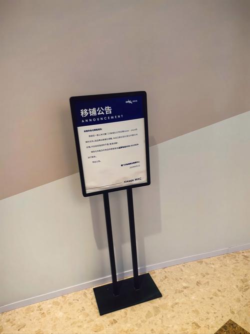 告示牌悬空放图片