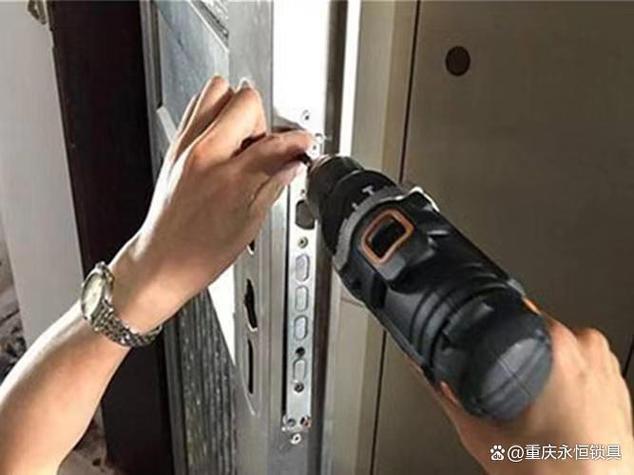 换整套门锁400元贵吗