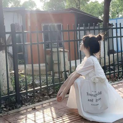 女生穿白色衣服