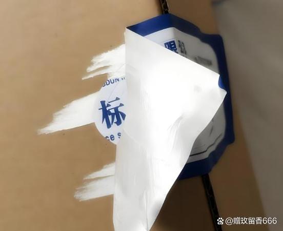 墙壁贴了贴纸要撕掉