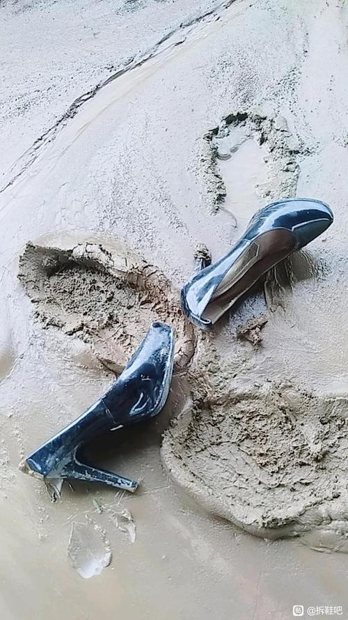 很旧的高跟鞋