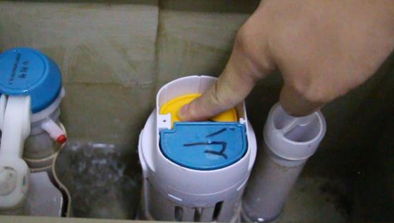 马桶上水声音像哨子响怎么办