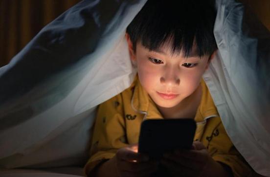 发现孩子半夜偷偷玩手机怎么处理
