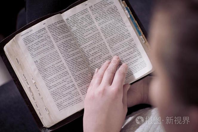 基督徒女性阅读圣经截图