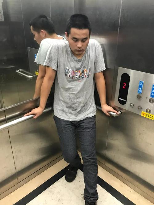 男子电梯内大便