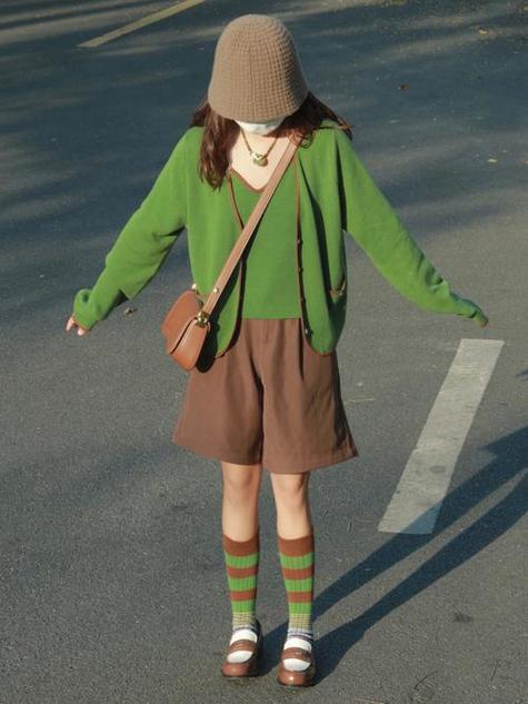 棕绿色衣服图片