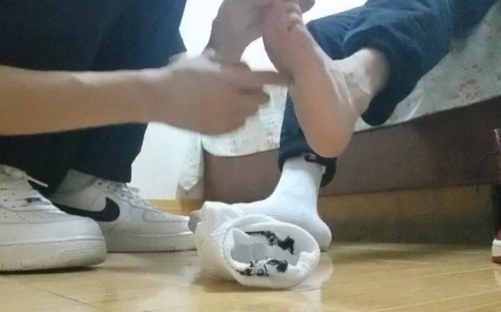 3年小男孩脱鞋挠脚心的方法