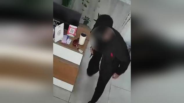 男子潜入一蛋糕店盗走手机截图
