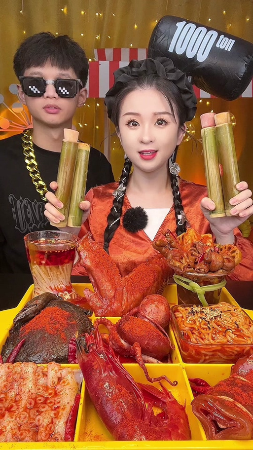 旺仔饿了,兄妹俩挑战吃生腌海鲜