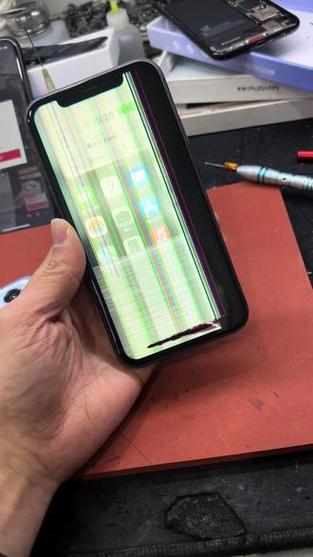 手机显示屏模糊不清是什么原因